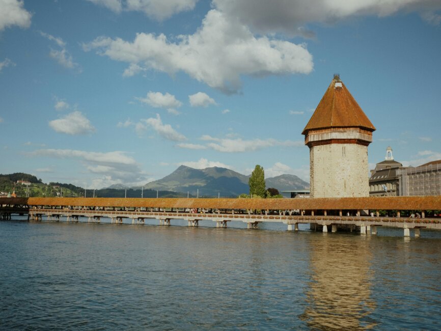 Historische Kappelbrücke in Luzern – entdecken Sie die Stadt mit Taxi Luzern und genießen Sie die Bergkulisse.