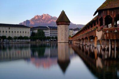 Sonnenuntergang an der Kappelbrücke, das Wahrzeichen von Luzern – ideal für eine entspannte Fahrt mit Taxi Luzern.